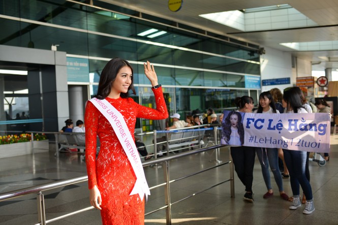 Lệ Hằng mặc váy ren đỏ rực ra sân bay đi thi Miss Universe - ảnh 1