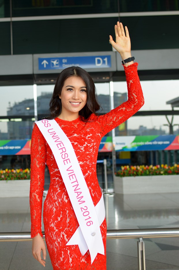 Lệ Hằng mặc váy ren đỏ rực ra sân bay đi thi Miss Universe - ảnh 3