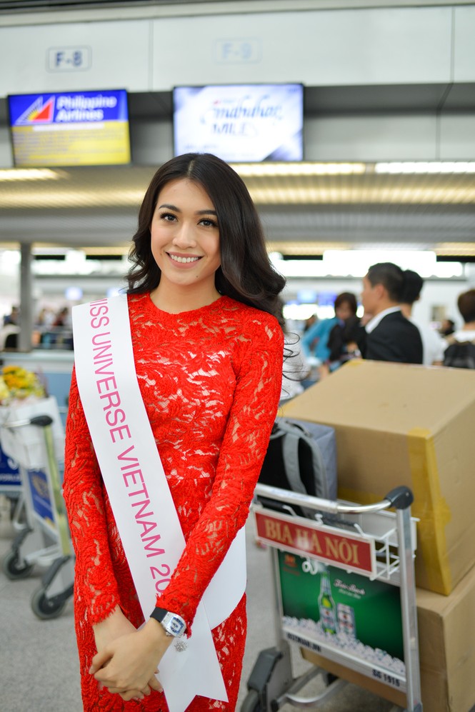 Lệ Hằng mặc váy ren đỏ rực ra sân bay đi thi Miss Universe - ảnh 7