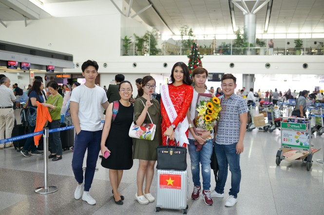 Lệ Hằng mặc váy ren đỏ rực ra sân bay đi thi Miss Universe - ảnh 4