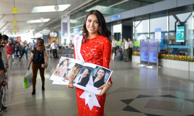 Lệ Hằng mặc váy ren đỏ rực ra sân bay đi thi Miss Universe - ảnh 10