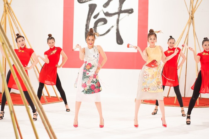 Hoàng Thuỳ Linh, Chi Pu 'quậy tưng bừng' khi quay MV Tết - ảnh 4