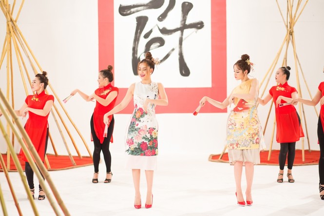 Hoàng Thuỳ Linh, Chi Pu 'quậy tưng bừng' khi quay MV Tết - ảnh 5