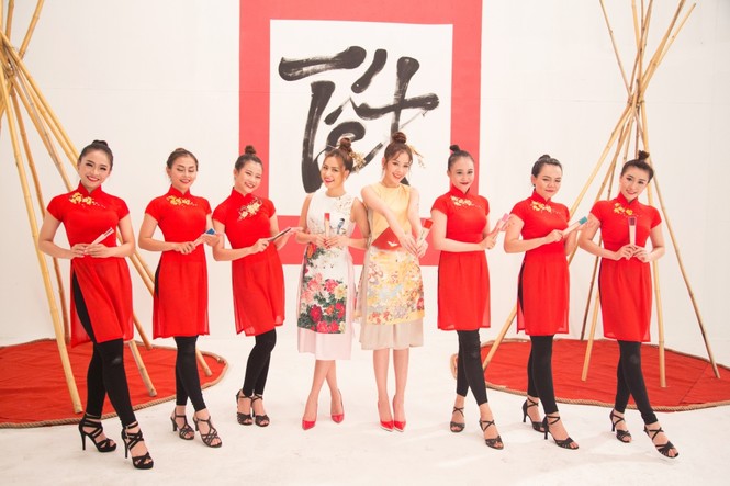 Hoàng Thuỳ Linh, Chi Pu 'quậy tưng bừng' khi quay MV Tết - ảnh 7