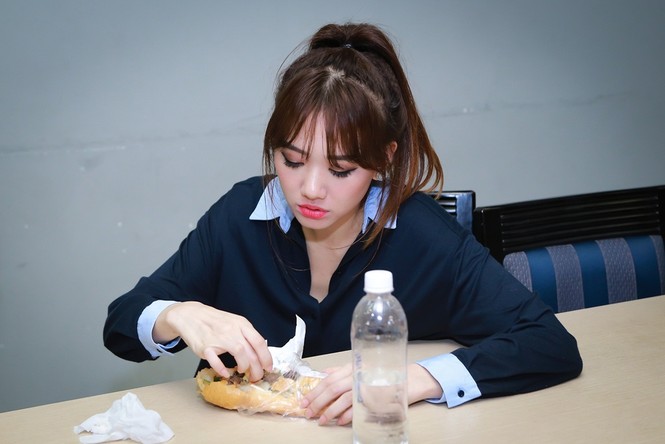 Hari Won ngủ gật trước khi lên sân khấu - ảnh 3