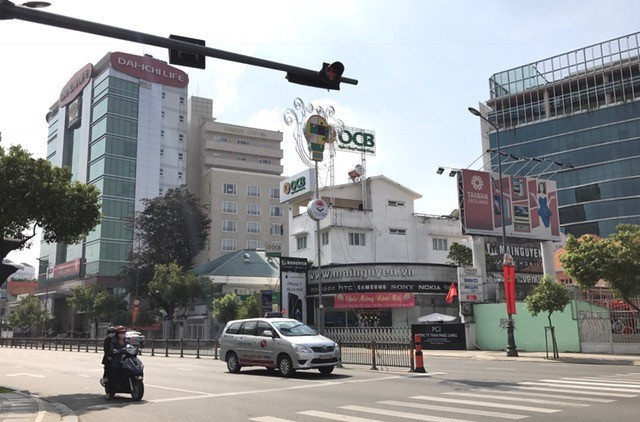Một mình lưu thông, nhưng vẫn dừng đèn đỏ - ảnh 2