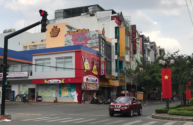 Một mình lưu thông, nhưng vẫn dừng đèn đỏ - ảnh 4