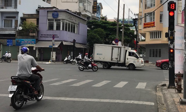 Một mình lưu thông, nhưng vẫn dừng đèn đỏ - ảnh 5