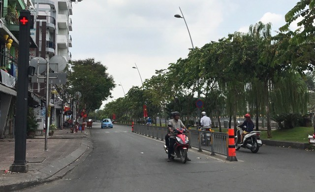Một mình lưu thông, nhưng vẫn dừng đèn đỏ - ảnh 6