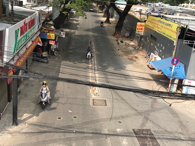 Một mình lưu thông, nhưng vẫn dừng đèn đỏ - ảnh 7
