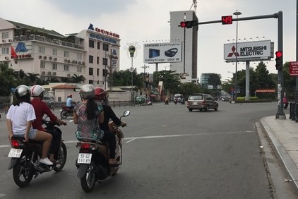 Một mình lưu thông, nhưng vẫn dừng đèn đỏ - ảnh 8