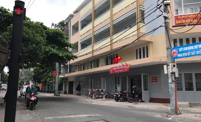 Một mình lưu thông, nhưng vẫn dừng đèn đỏ - ảnh 9