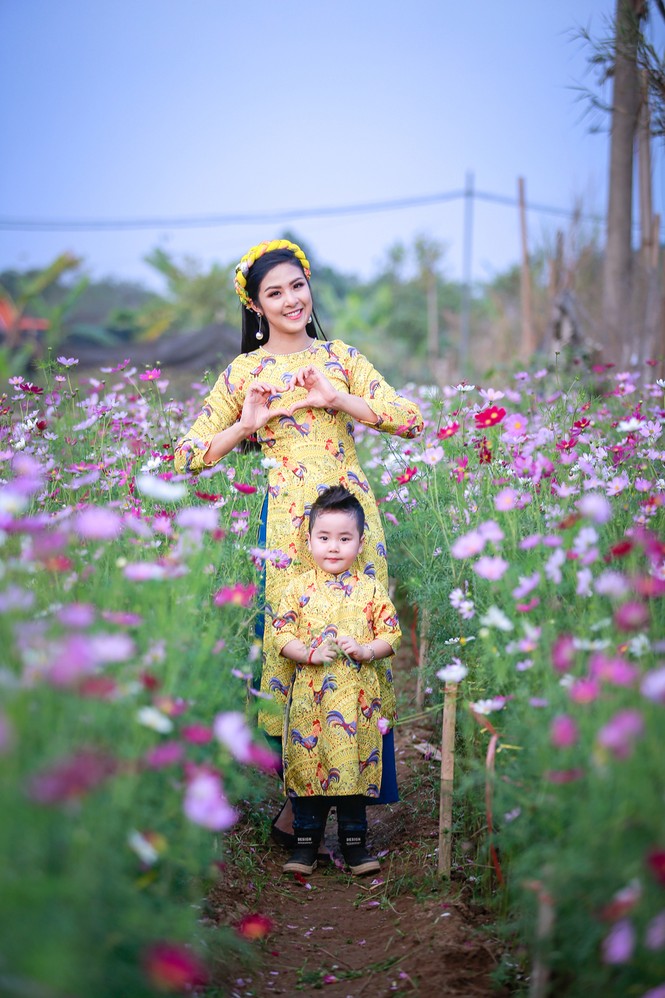 Ngọc Hân xúng xính áo dài du xuân cùng dàn mẫu nhí - ảnh 9