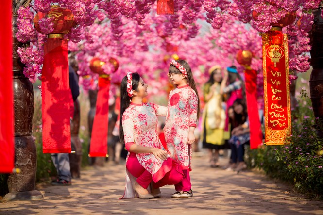 Ngọc Hân xúng xính áo dài du xuân cùng dàn mẫu nhí - ảnh 1