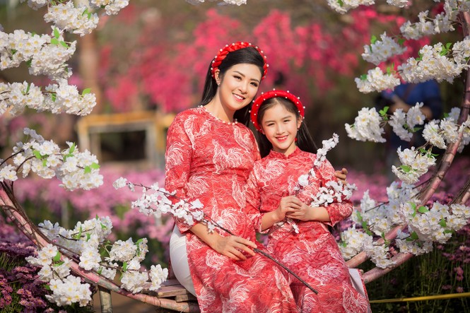 Ngọc Hân xúng xính áo dài du xuân cùng dàn mẫu nhí - ảnh 3