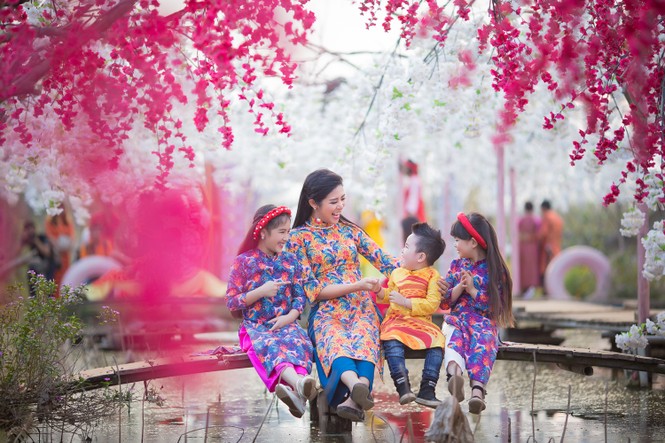 Ngọc Hân xúng xính áo dài du xuân cùng dàn mẫu nhí - ảnh 8