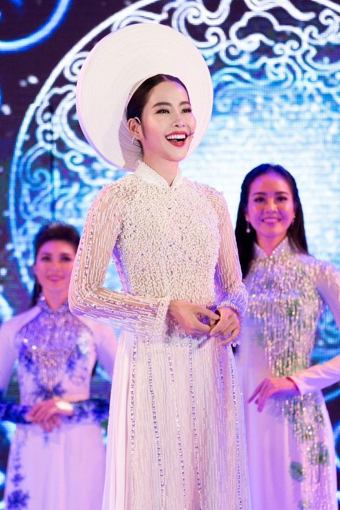 Nam Em đẹp rạng ngời với áo dài trắng tinh khôi - ảnh 9