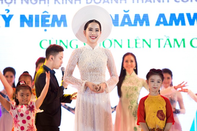 Nam Em đẹp rạng ngời với áo dài trắng tinh khôi - ảnh 8