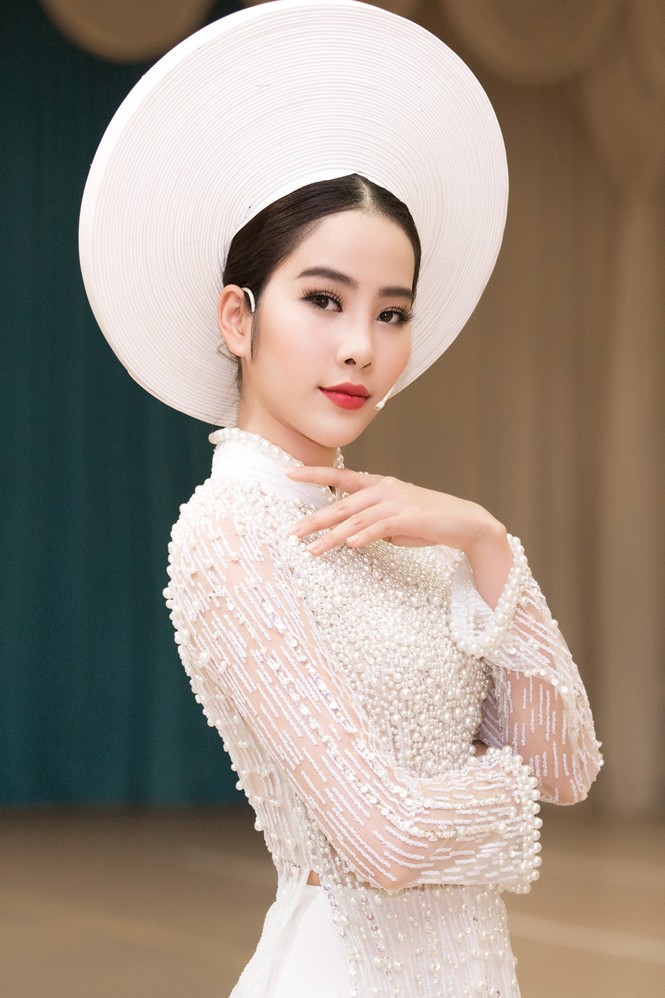 Nam Em đẹp rạng ngời với áo dài trắng tinh khôi - ảnh 2