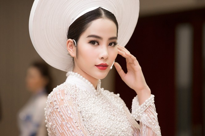 Nam Em đẹp rạng ngời với áo dài trắng tinh khôi - ảnh 1