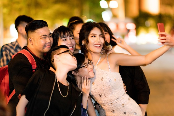 Lý Nhã Kỳ, Lan Khuê lộng lẫy nhận giải thưởng về thời trang - ảnh 8