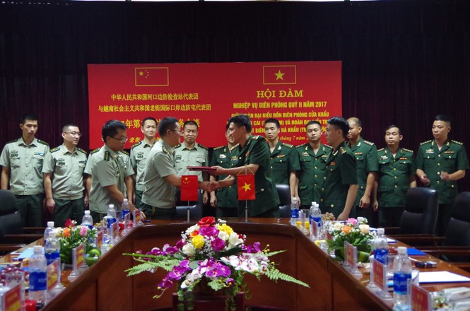 Biên phòng Việt Nam -Trung Quốc trao danh hiệu sứ giả hữu nghị - ảnh 1