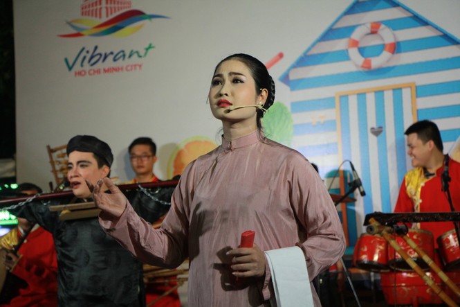 Cải lương xuống phố đi bộ Nguyễn Huệ - ảnh 1