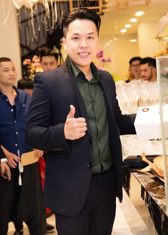 Em gái Lý Hùng 'tái xuất', mừng Hoa hậu Diễm Hương thành bà chủ - ảnh 4