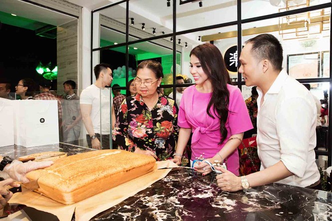 Em gái Lý Hùng 'tái xuất', mừng Hoa hậu Diễm Hương thành bà chủ - ảnh 6