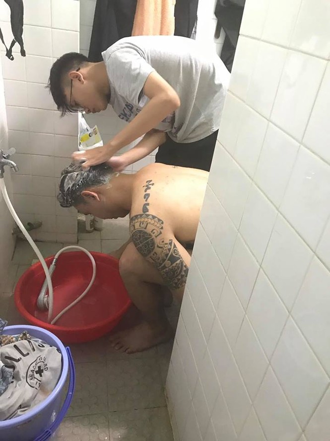 Đông Hùng phải nhờ em trai tắm gội sau khi bị chém - ảnh 2