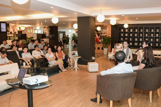 Á hậu Thanh Tú lắng nghe Ngọc Hân chia sẻ về khởi nghiệp - ảnh 2