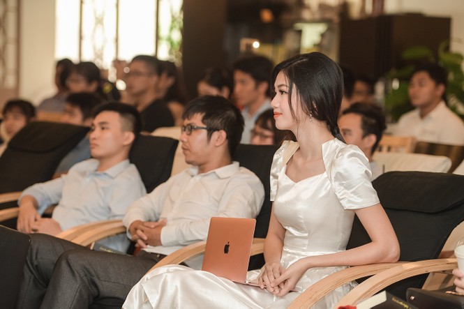Á hậu Thanh Tú lắng nghe Ngọc Hân chia sẻ về khởi nghiệp - ảnh 4