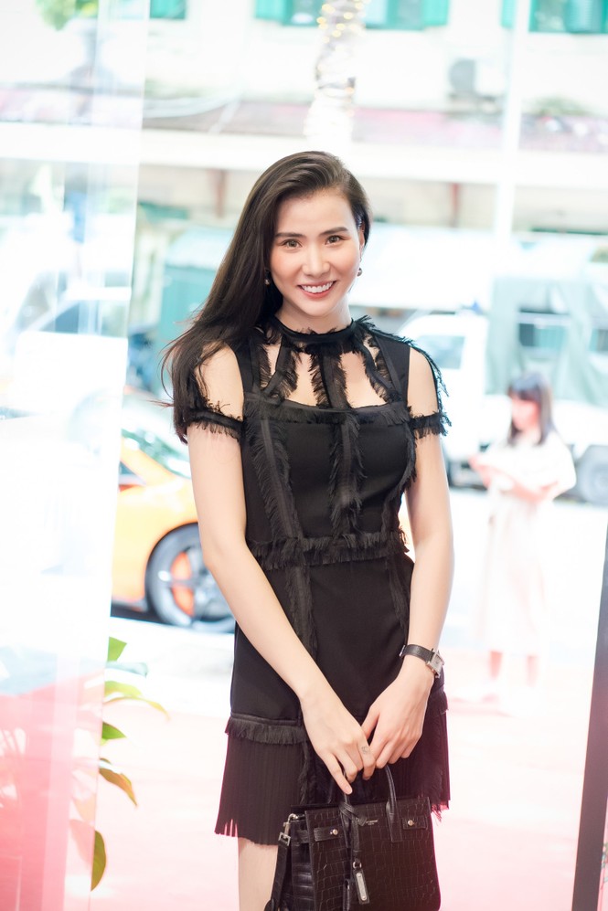 Chồng đại gia lái siêu xe 16 tỉ tới chúc mừng Ngọc Thạch lên chức bà chủ - ảnh 9