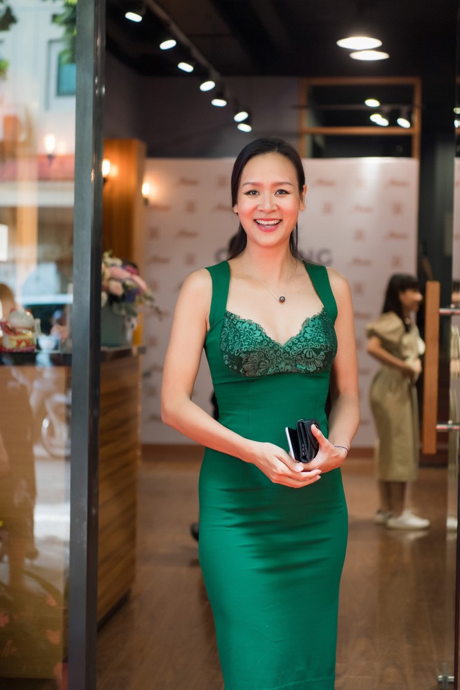 Chồng đại gia lái siêu xe 16 tỉ tới chúc mừng Ngọc Thạch lên chức bà chủ - ảnh 10
