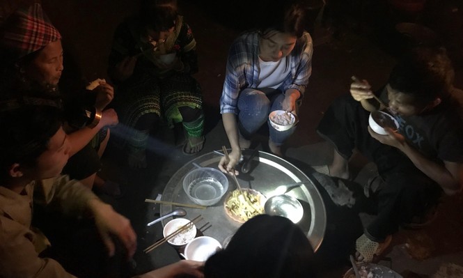 Hoa hậu Mỹ Linh ăn cơm trắng, măng luộc làm dự án nhân ái - ảnh 1
