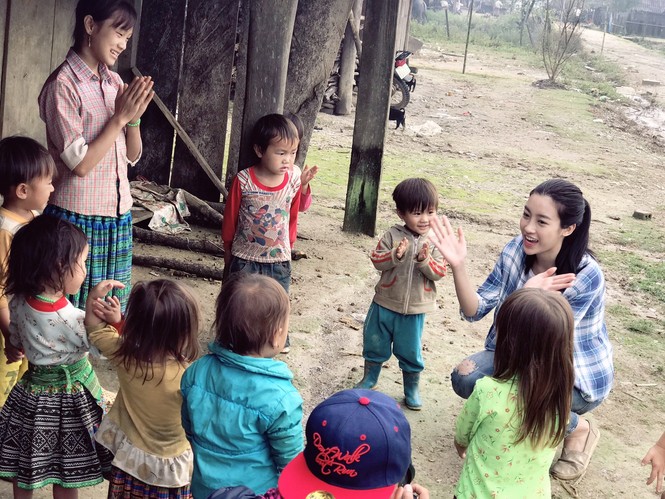 Mưa lũ tạm qua, Hoa hậu Mỹ Linh nối lại dự án nhân ái - ảnh 7