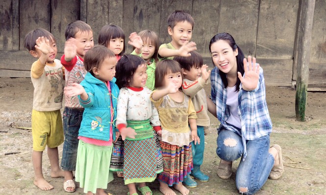 Mưa lũ tạm qua, Hoa hậu Mỹ Linh nối lại dự án nhân ái - ảnh 5