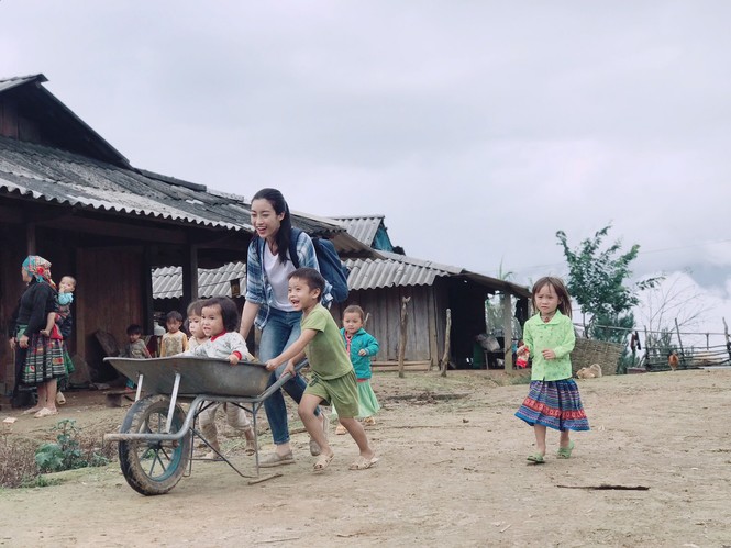 Mưa lũ tạm qua, Hoa hậu Mỹ Linh nối lại dự án nhân ái - ảnh 4