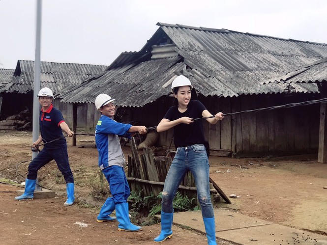 Mưa lũ tạm qua, Hoa hậu Mỹ Linh nối lại dự án nhân ái - ảnh 3