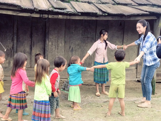 Mưa lũ tạm qua, Hoa hậu Mỹ Linh nối lại dự án nhân ái - ảnh 8