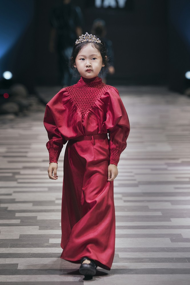 Xuân Lan, Hương Giang cùng đưa con gái lên sàn catwalk - ảnh 8