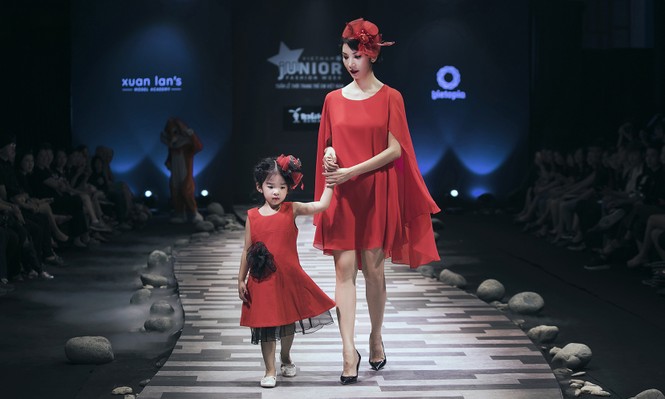 Xuân Lan, Hương Giang cùng đưa con gái lên sàn catwalk - ảnh 3