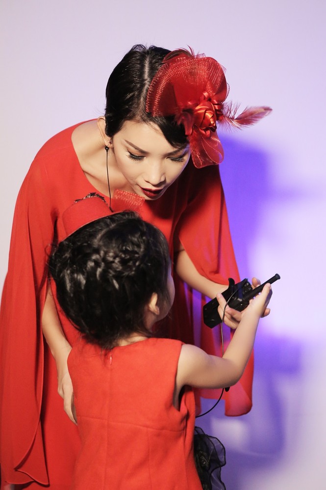 Xuân Lan, Hương Giang cùng đưa con gái lên sàn catwalk - ảnh 1