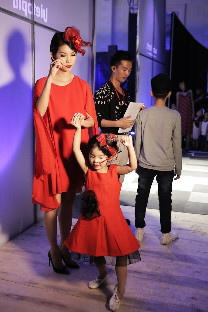 Xuân Lan, Hương Giang cùng đưa con gái lên sàn catwalk - ảnh 2