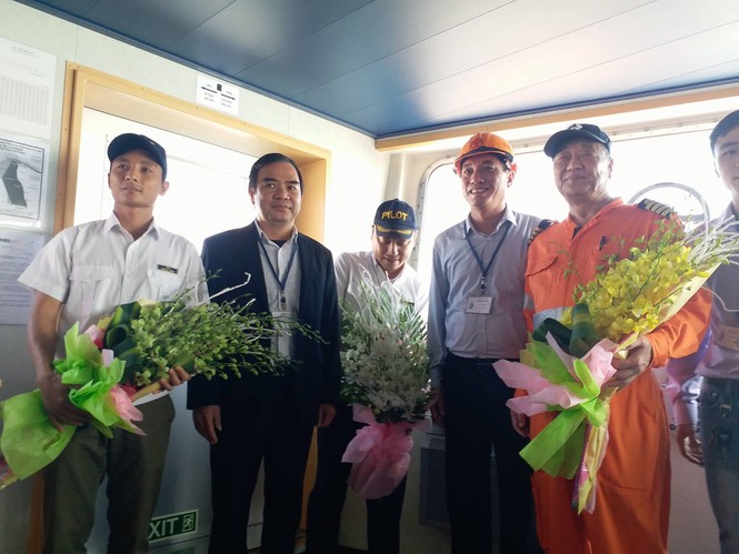 Tàu biển trọng tải 6,3 vạn tấn cập cảng Vissai - ảnh 4