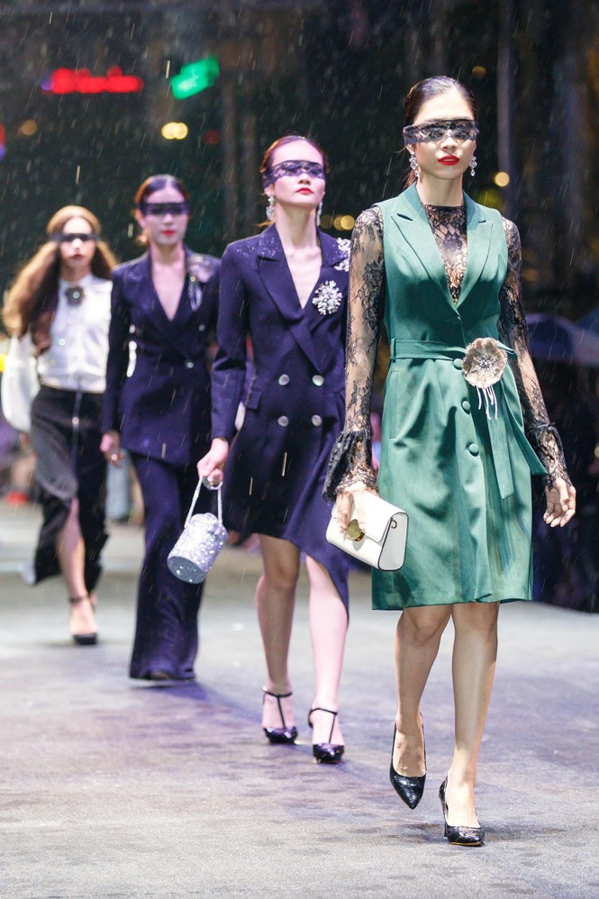 Nguyễn Thị Loan catwalk 'xuất thần' dưới mưa trên phố đi bộ - ảnh 10