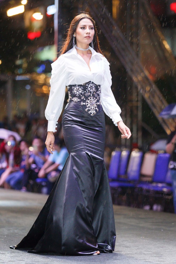 Nguyễn Thị Loan catwalk 'xuất thần' dưới mưa trên phố đi bộ - ảnh 6