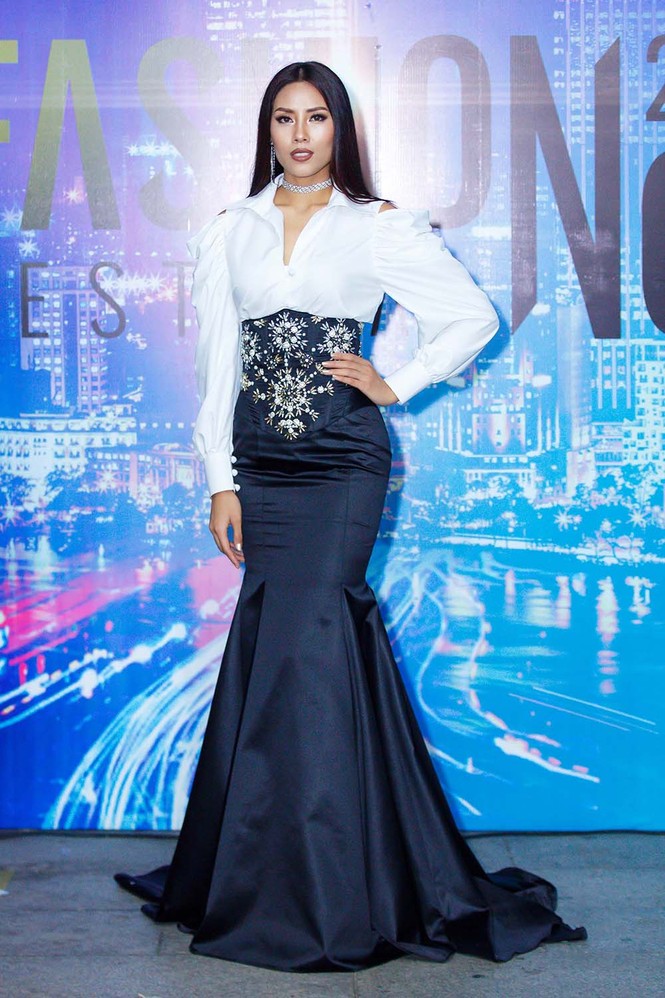 Nguyễn Thị Loan catwalk 'xuất thần' dưới mưa trên phố đi bộ - ảnh 2