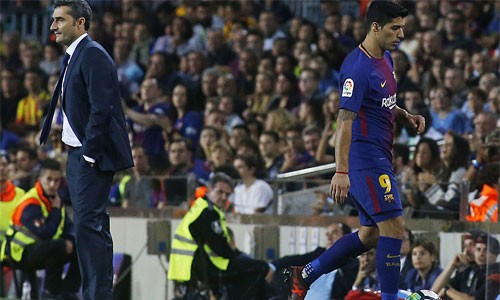 Barca nổi sóng ngầm, Suarez bỏ bắt tay HLV khi bị thay ra - ảnh 1