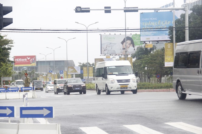 Xe chở đại biểu APEC trên phố Đà Nẵng - ảnh 1